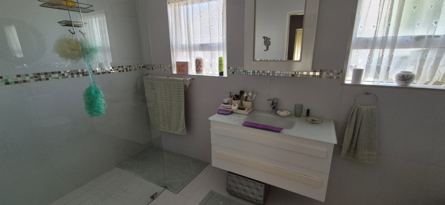 5 Bedroom Property for Sale in Hartenbos Central Western Cape